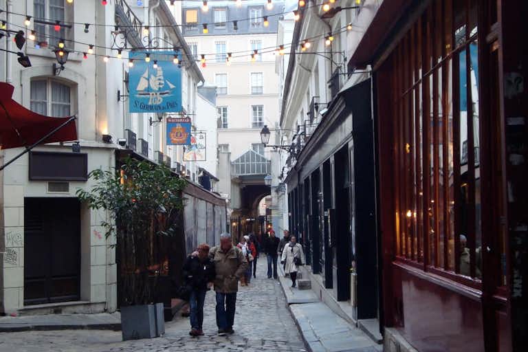 Saint-Germain-des-Près: Lifestyle Tour Booking hotels accommodation trip