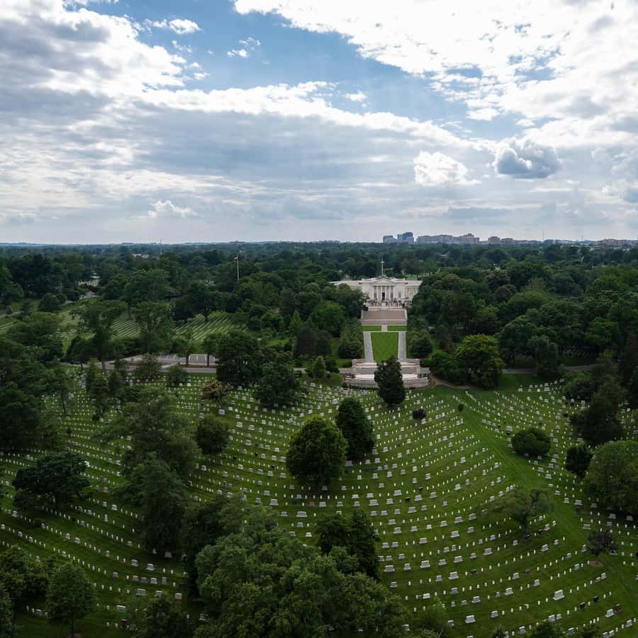 DC: Hop-On Hop-Off with 17 Stops plus Arlington Walking Tour Hotels Booking Trips