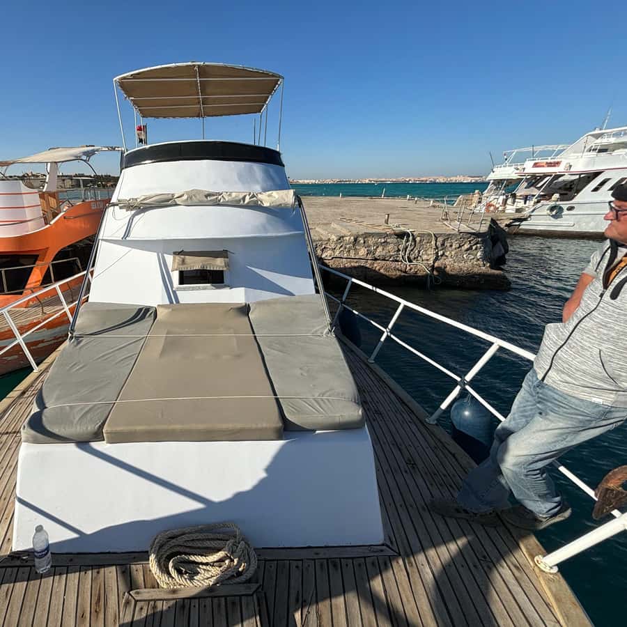 Hurghada: 3 Islands, Dolphins & Snorkel Yacht Trip w/ Lunch Hotels Booking Trips