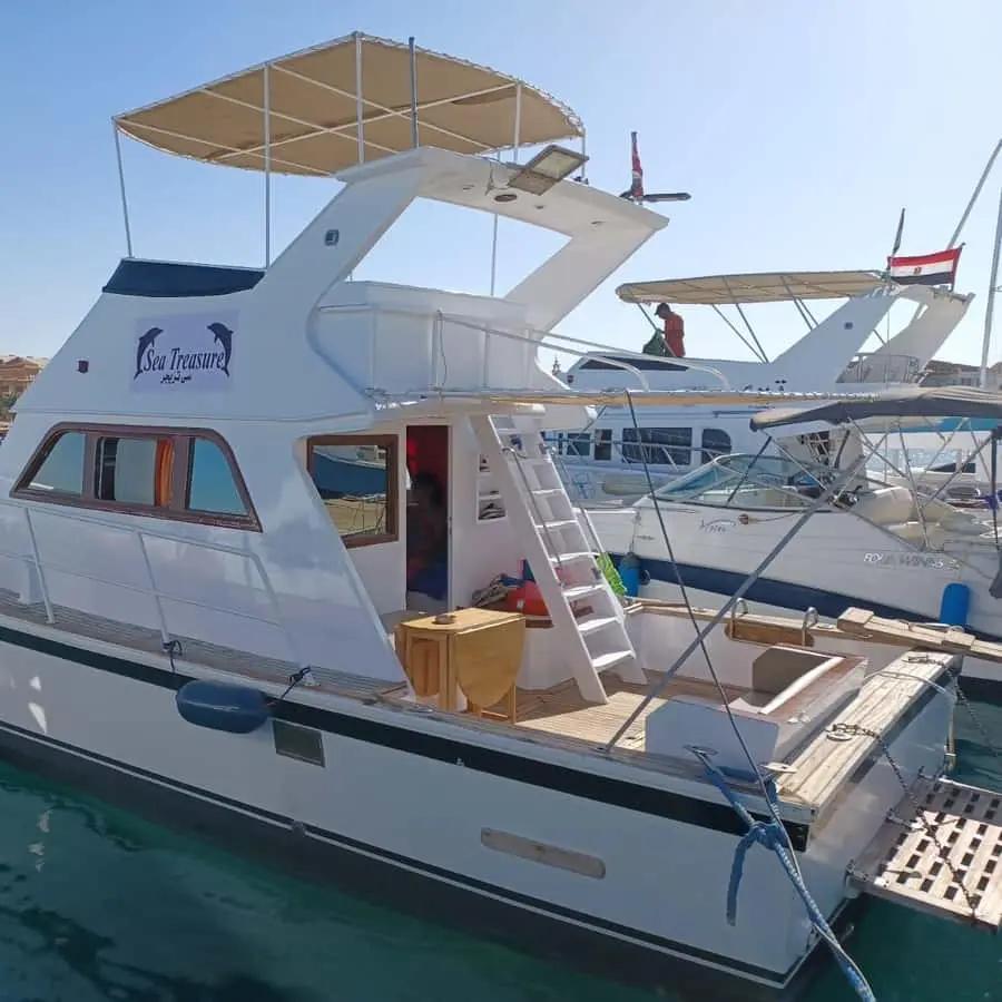 Hurghada: 3 Islands, Dolphins & Snorkel Yacht Trip w/ Lunch Hotels Booking Trips