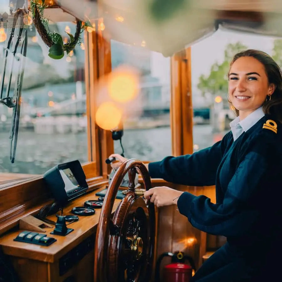 Amsterdam Luxury Canal Cruise with Unlimited Drinks & Bite 