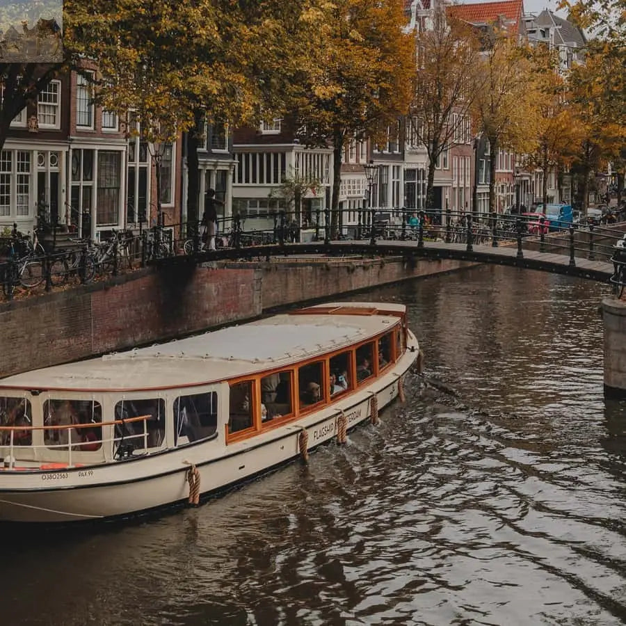 Amsterdam Luxury Canal Cruise with Unlimited Drinks & Bite 