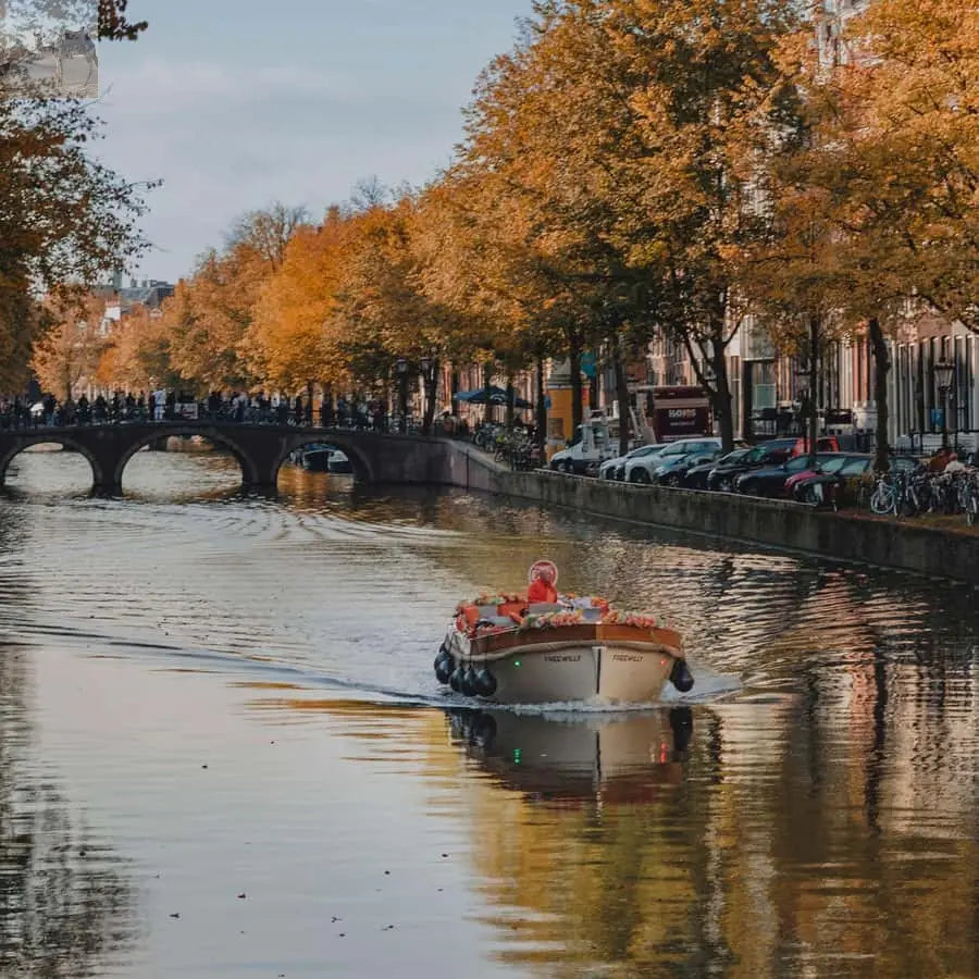 Amsterdam Luxury Canal Cruise with Unlimited Drinks & Bite 