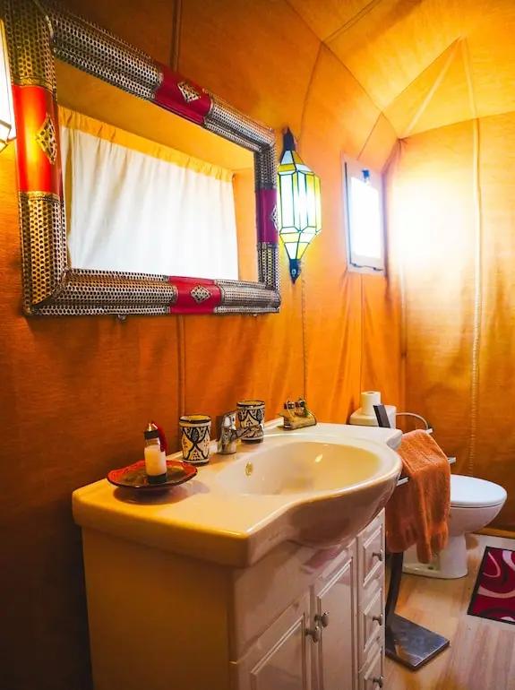 Bathroom merzouga Morocco luxury camp 