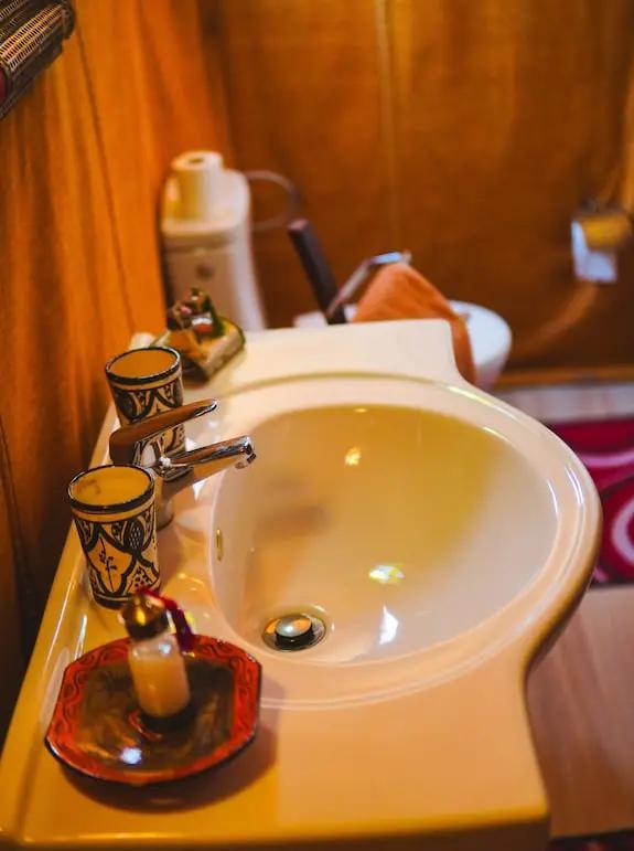 Bathrooms in luxury desert camp merzouga 