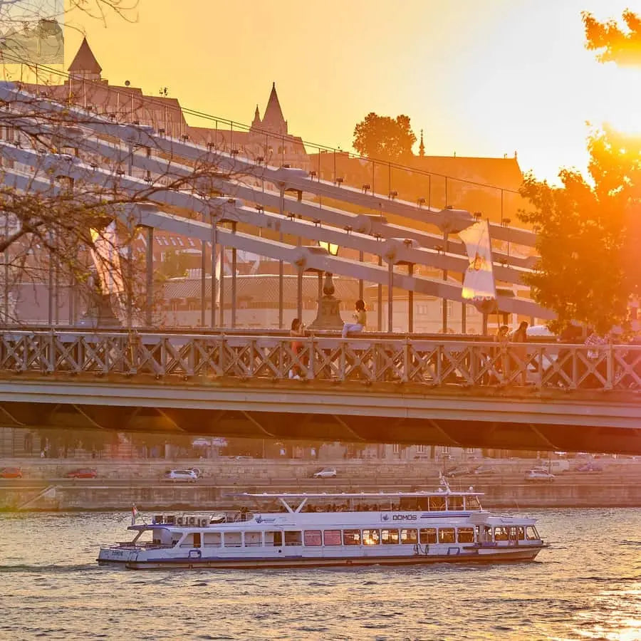 Budapest By Night Sightseeing Cruise with Welcome Drink 