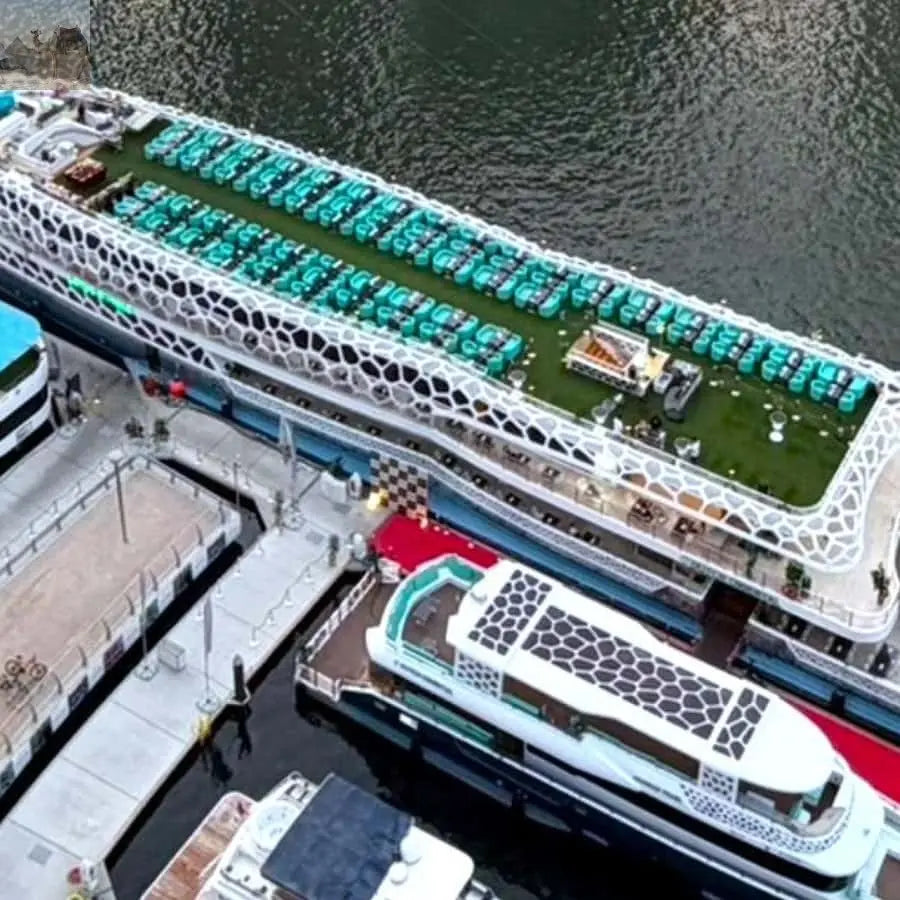 Dubai Mega Yacht Dinner Cruise with Buffet 