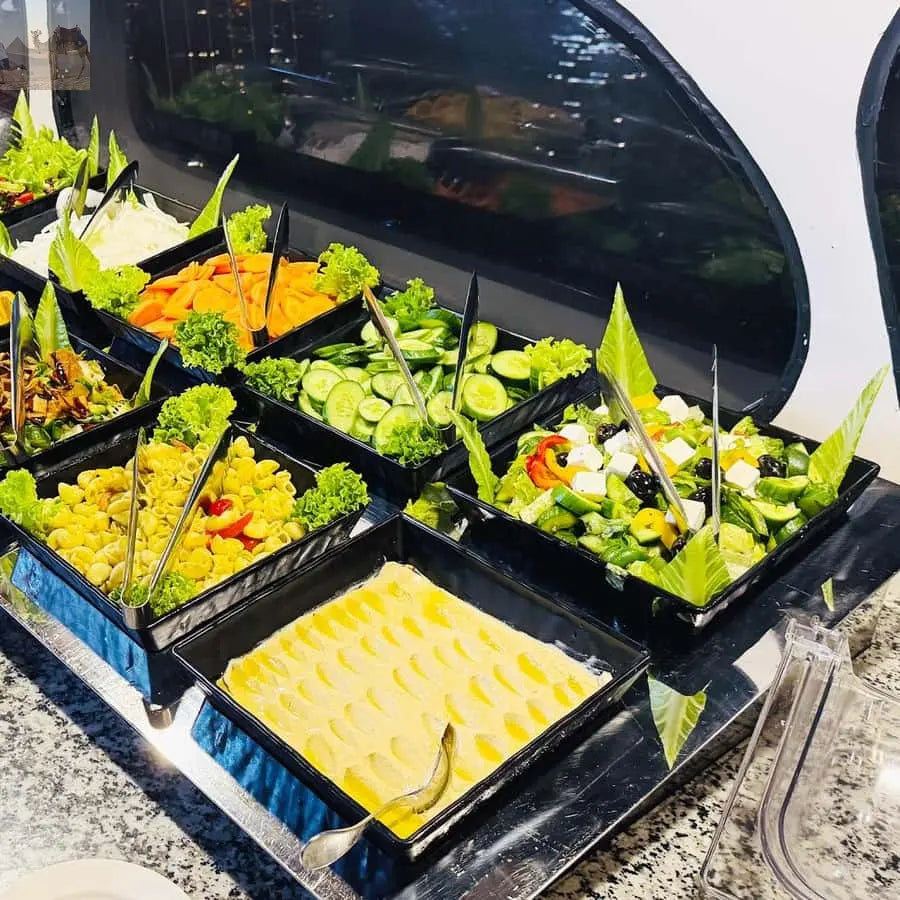 Dubai Mega Yacht Dinner Cruise with Buffet 