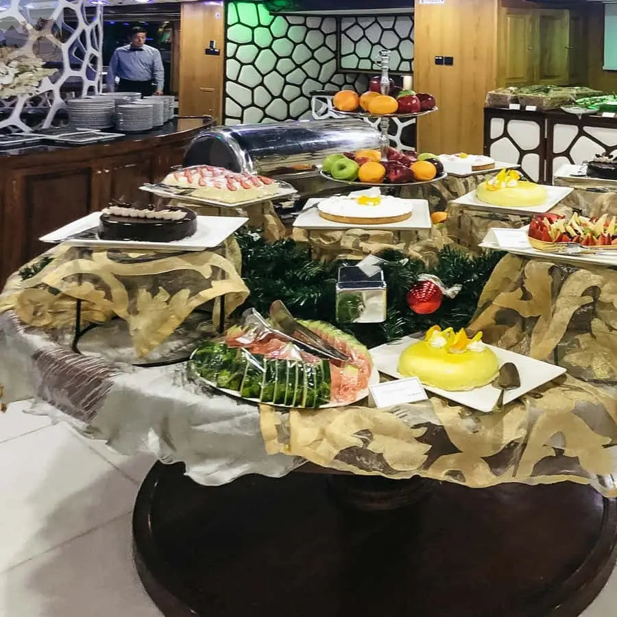 Dubai Mega Yacht Dinner Cruise with Buffet 