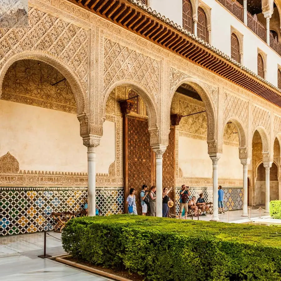 Granada Alhambra Nasrid Palaces Tour with Tickets 