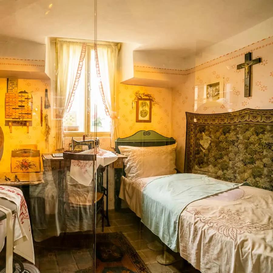 Prague: Castle Tour with Local Guide and Entry Ticket Hotels Booking Trips