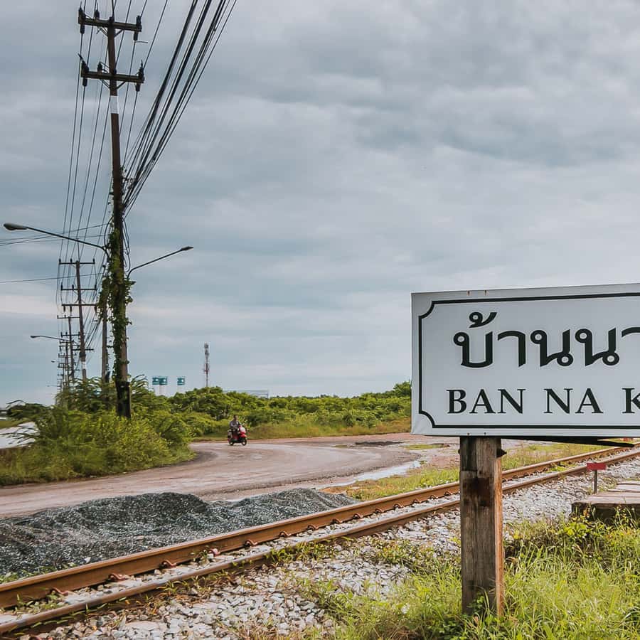 Bangkok: Damnoen Saduak Market and Maeklong Railway Market Hotels Booking Trips