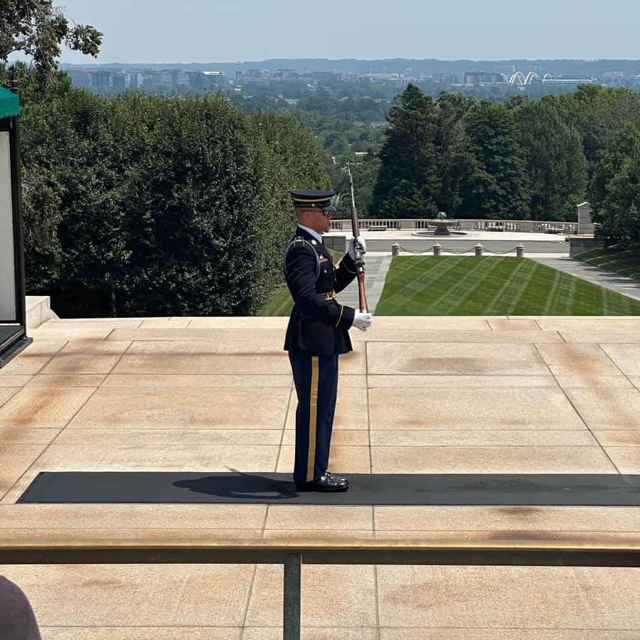 DC: Hop-On Hop-Off with 17 Stops plus Arlington Walking Tour Hotels Booking Trips