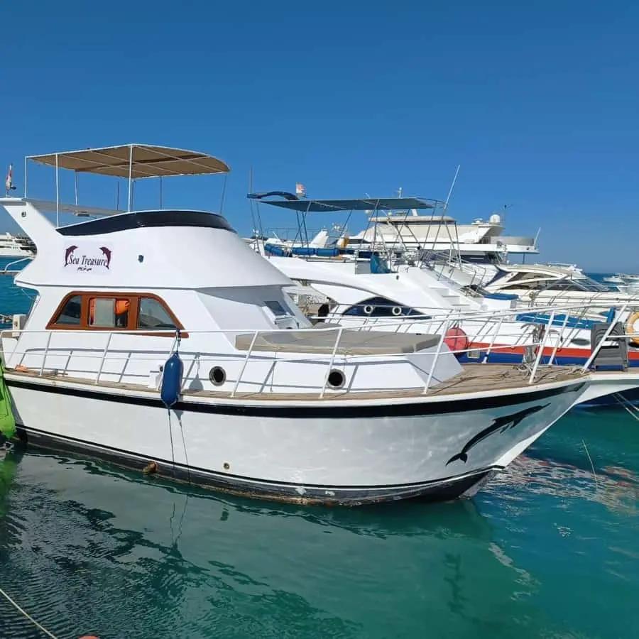 Hurghada: 3 Islands, Dolphins & Snorkel Yacht Trip w/ Lunch Hotels Booking Trips