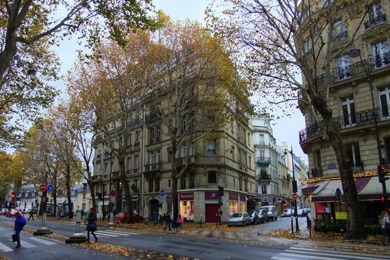 Saint-Germain-des-Près: Lifestyle Tour Booking hotels accommodation trip